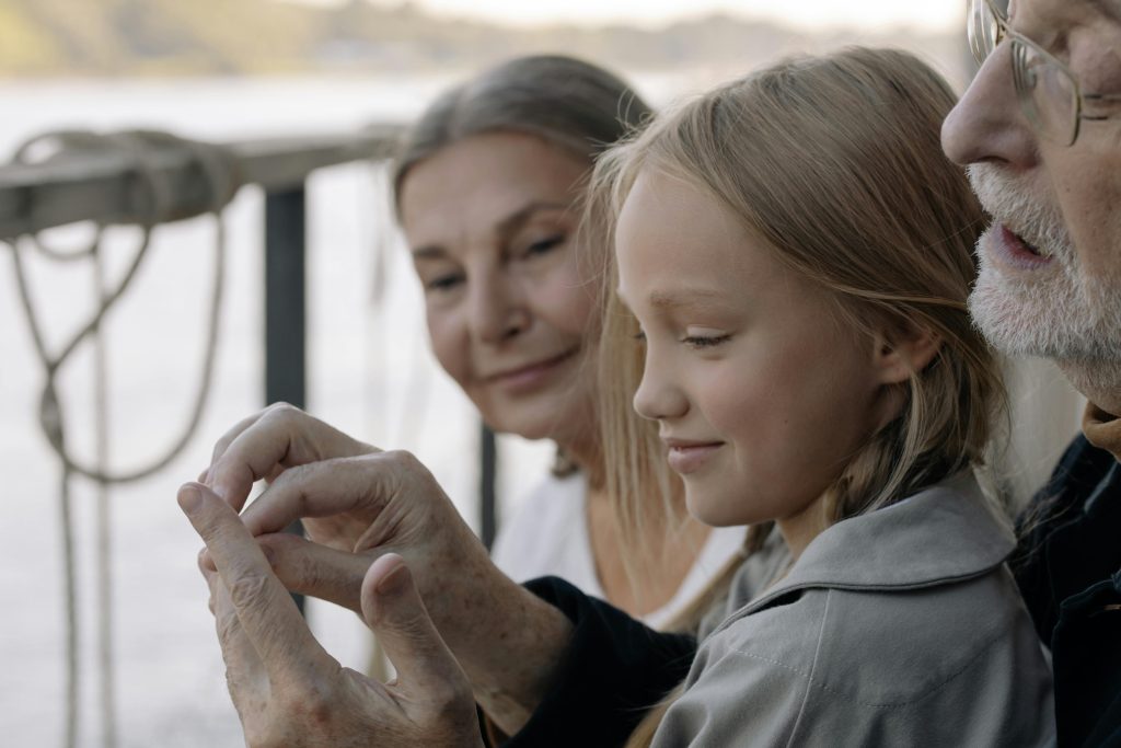 Parent et enfant échangeant avec un psychomotricien pour évaluer le développement moteur et comportemental de l’enfant.