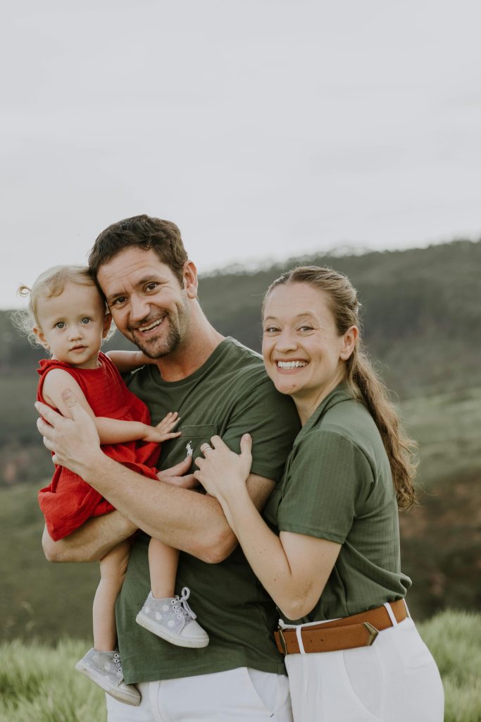 famille heureuse et apaisee apres une seance de psychomotricite