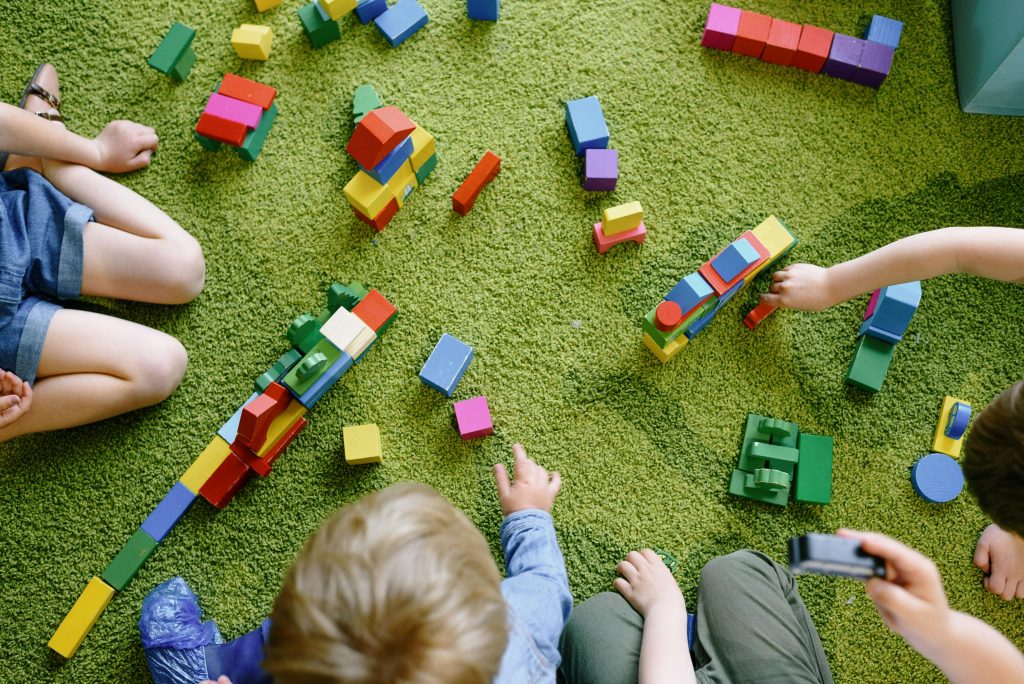 Enfant réalisant un exercice d'équilibre et de motricité globale avec une psychomotricienne.