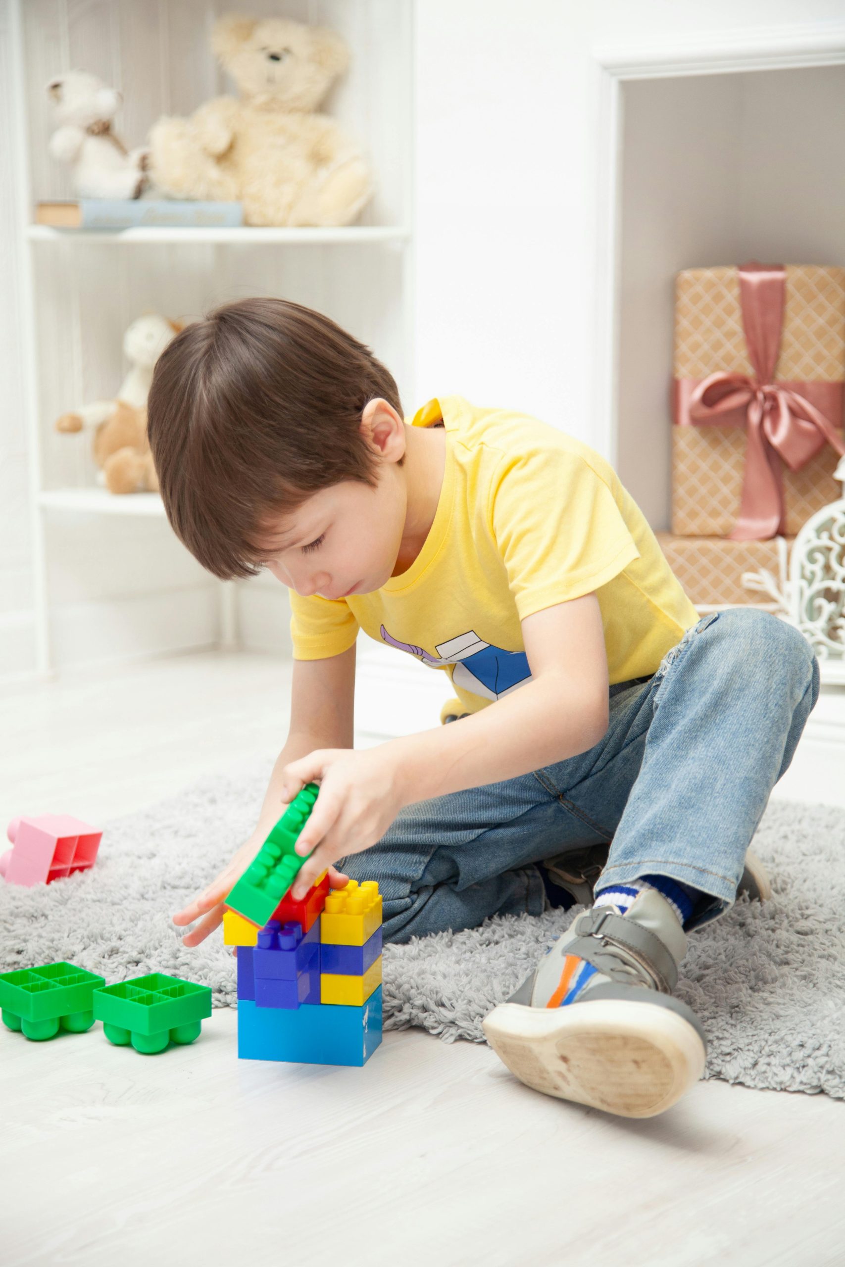 Psychomotricien accompagnant un enfant pour développer sa motricité, sa coordination et sa confiance en soi.